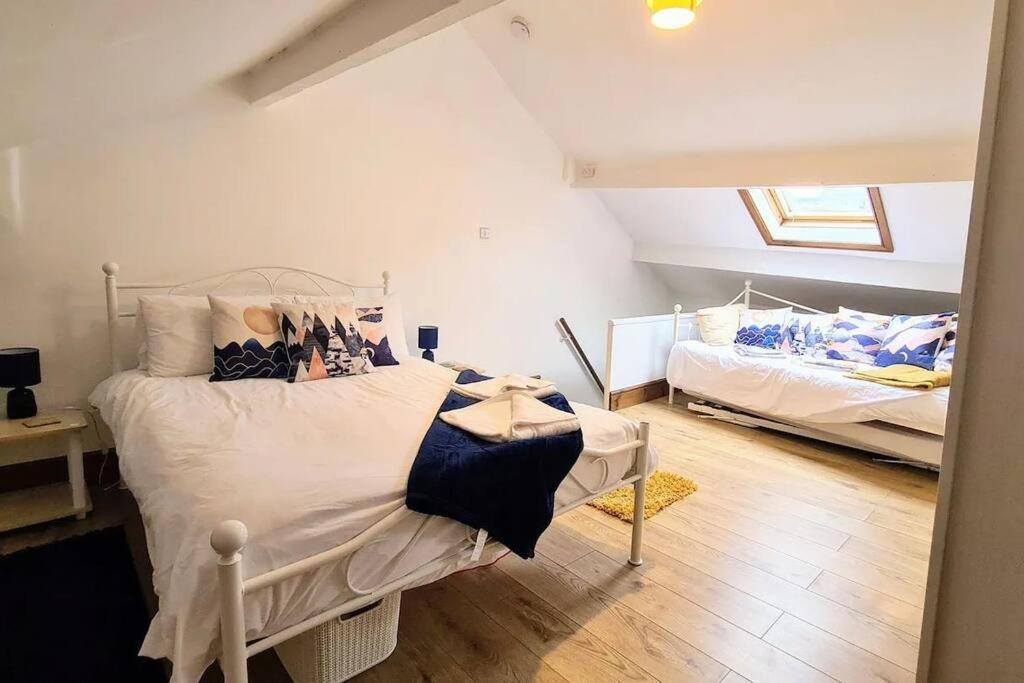 2 Bedroom Victorian Canal Side Terrace House. Hebden Bridge Exterior photo